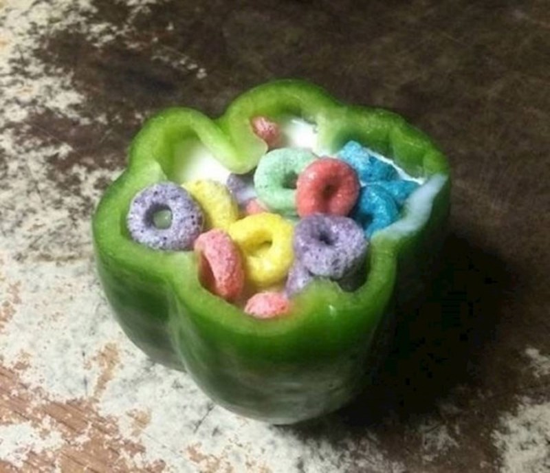 Ako vam ponestane čistih zdjelica, a nemate vremena oprati suđe - izgleda da pahuljice možete poslužiti u paprici😂