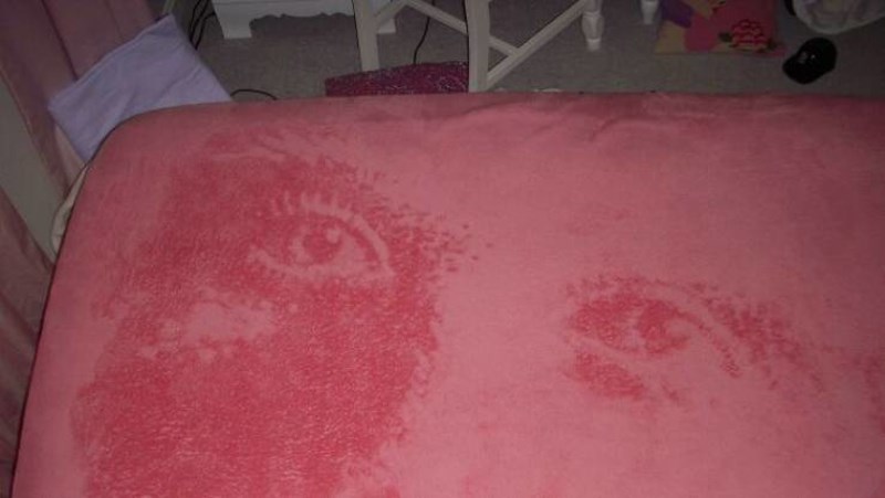 5. Nacrtala sam oči u baršunu