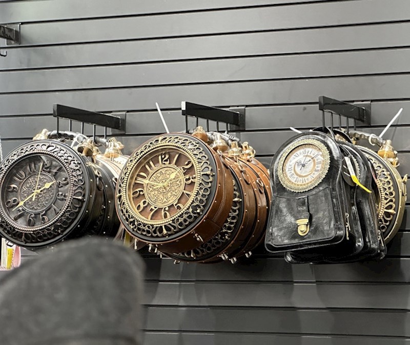 14. Predmet koji funkcionira i kao torba i kao zidni sat