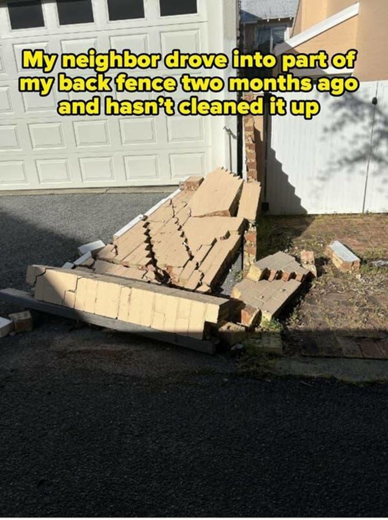 12. Moj se susjed prije 2 mjeseca zabio u moju stražnju ogradu i još uvijek nije ništa počistio niti popravio