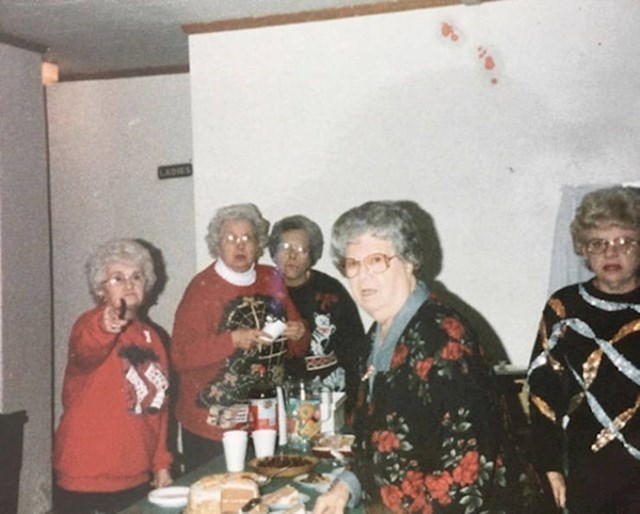 2. "Fotka moje bake i njezinih frendica izgleda kao da je fotograf prekinuo super tajni sastanak bakica."
