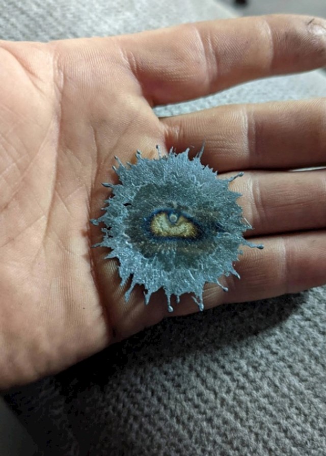 9. Mrlja od rastaljenog čelika izgleda kao oko