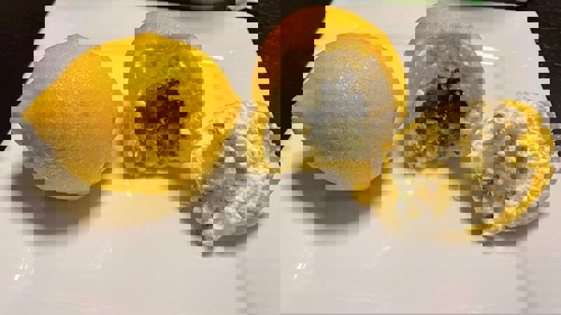 13. Kolač koji izvana izgleda kao limun