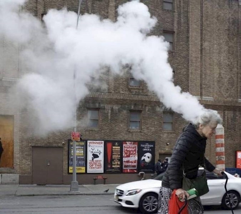 9. Bakica kojoj se dimi kosa