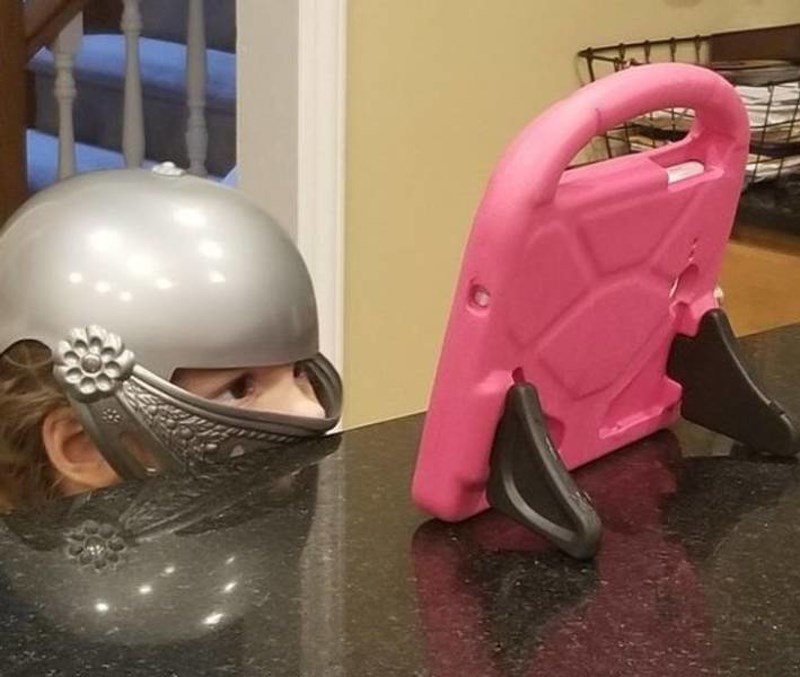 1. Na tabletu je gledala nešto čega se prepala i otišla u sobu po kacigu