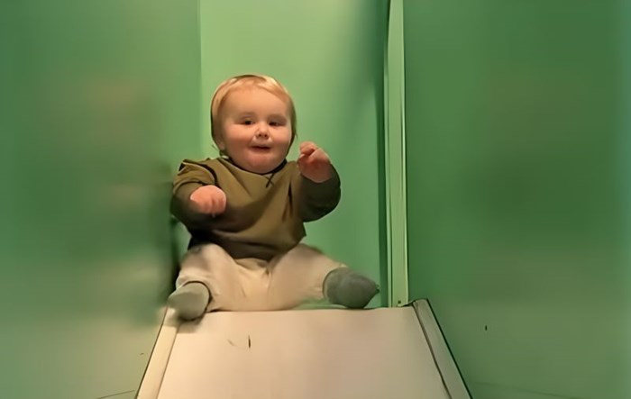 Snimka male bebe koja se prvi put spušta niz tobogan raznježila je cijeli internet, a i vas će