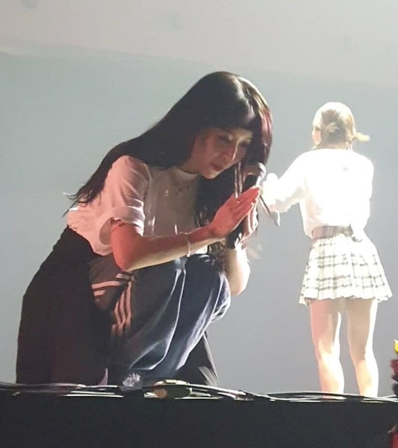 1. Kao da se div ispričava jednoj jako maloj osobi