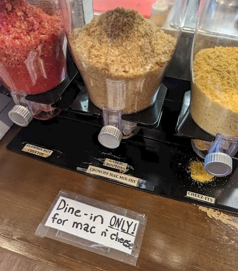 7. Restoran nudi različite posipe za makarone i sir