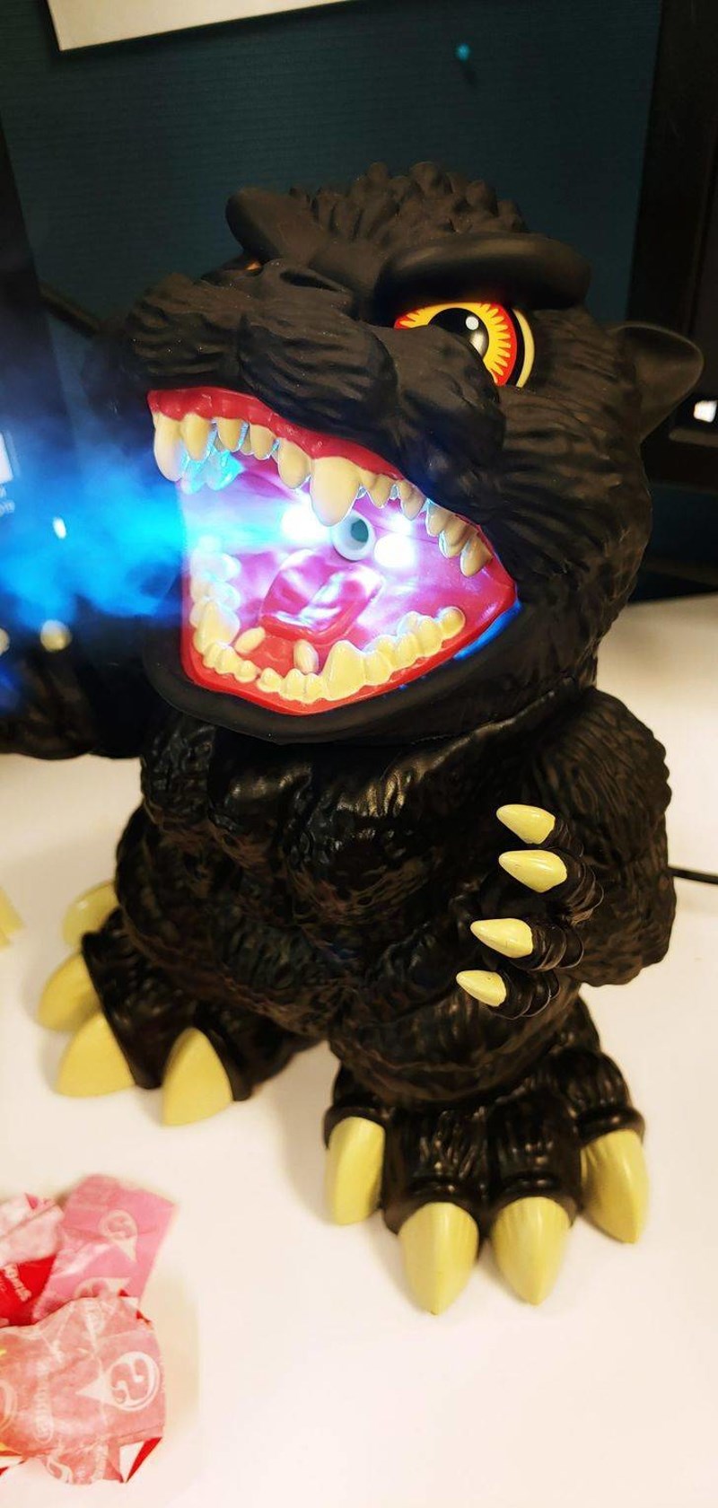 1.  Pročiščivač zraka u obliku zmaja