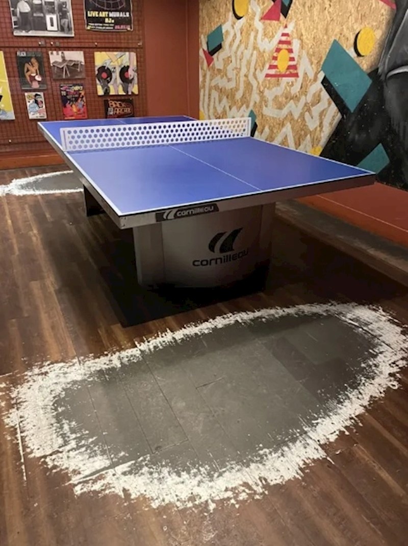 15. Parket je izlizan na mjestima gdje su stajali igrači stolnog tenisa