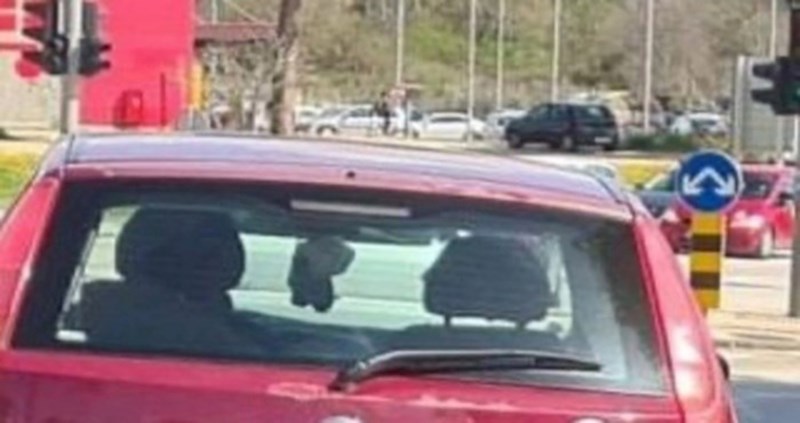 Tip iz Zadra na auto je zalijepio pomalo čudnu naljepnicu i postao hit na Fejsu, morate vidjeti