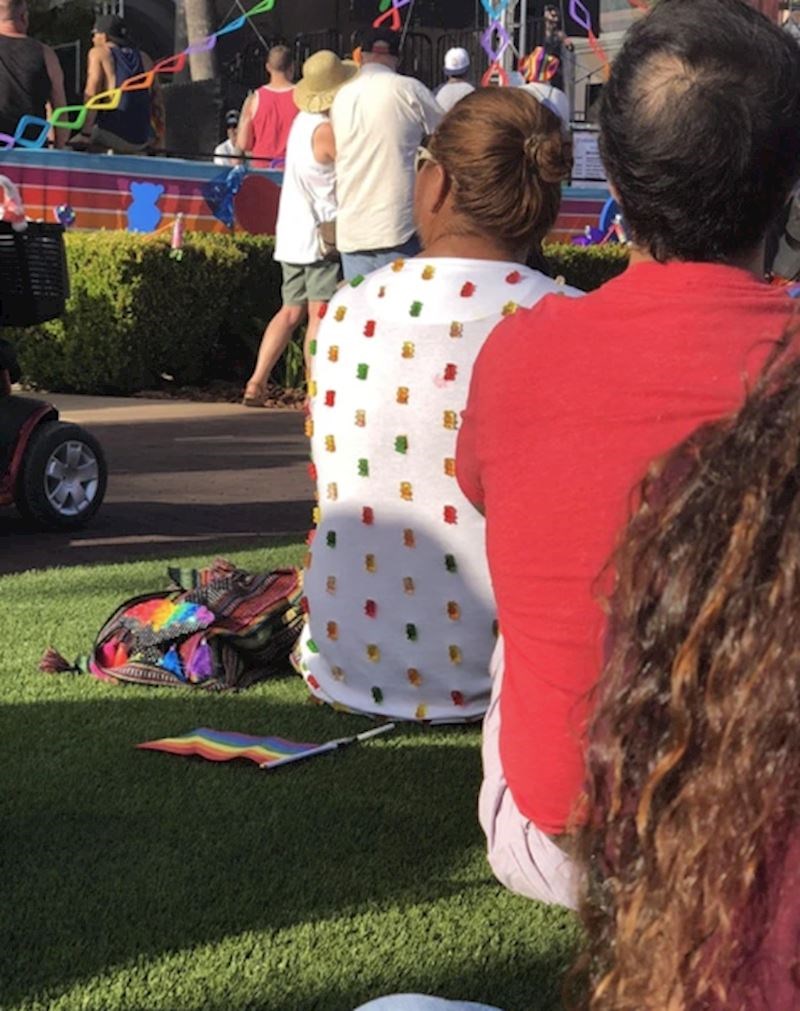 5. Gospođa si je napravila majicu s gumenim bombonima