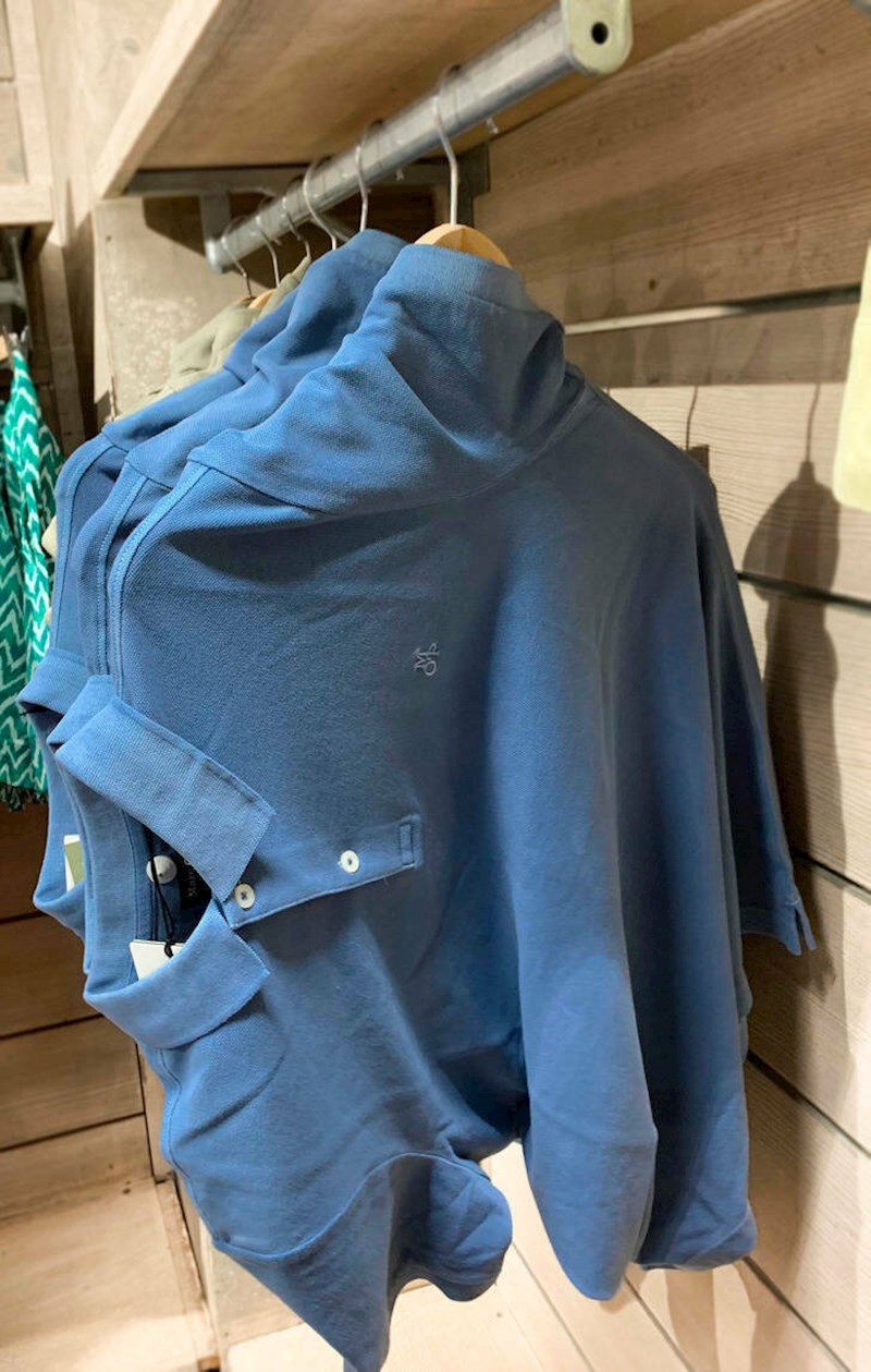 1. Netko ima nesvakidašnju metodu vješanja majica