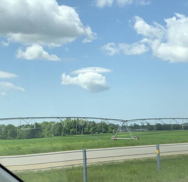 15. Oblak koji izgleda kao helikopter