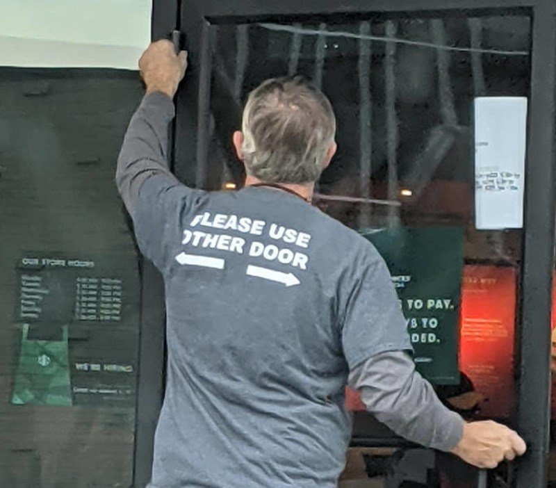 2. Dok popravlja vrata, na majici mu piše "korisite druga vrata"