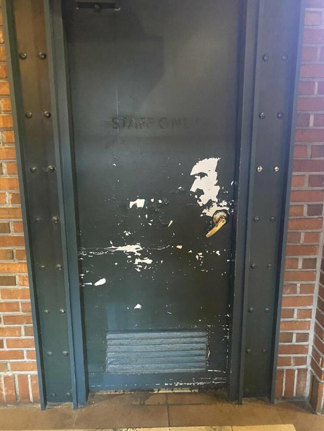 9. Ogrebotine na vratima podsjećaju na siluetu Edgara Allana Poea