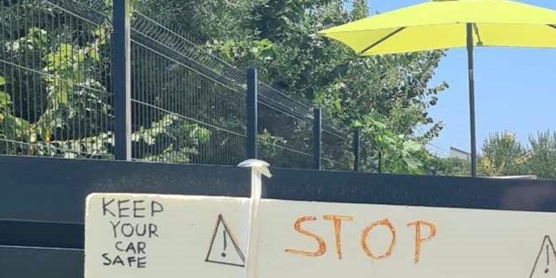 Netko je na ogradi napisao upozorenje za izgubljene turiste, fotka je hit na Fejsu