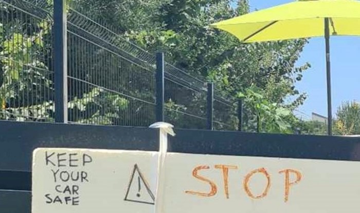 Netko je na ogradi napisao upozorenje za izgubljene turiste, fotka je hit na Fejsu