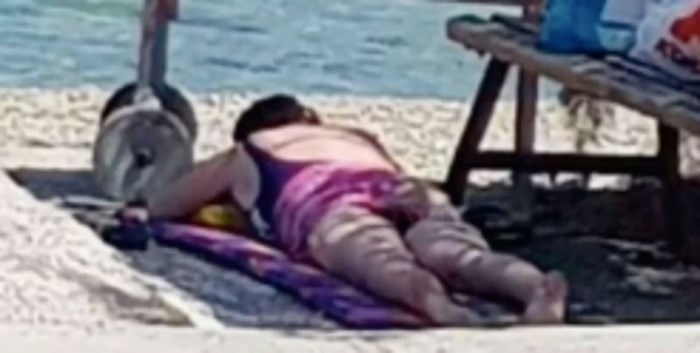 Žena na plaži nije mogla pronaći hlad, plakat ćete od smijeha kad vidite gdje se sklonila od sunca