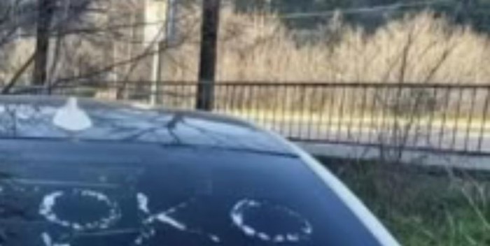 Prolaznik je na nečijem automobilu primijetio natpis koji je odmah morao fotkati i svima pokazati