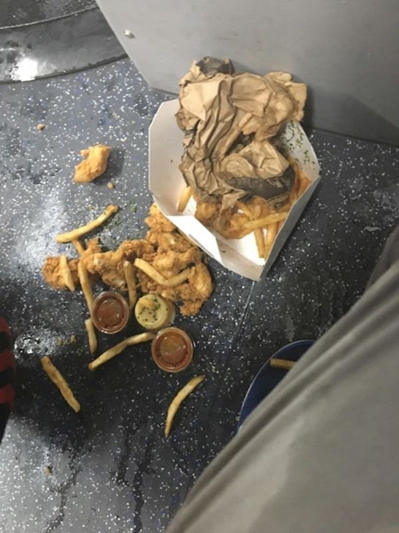 11. Vraćao sam se kući po kiši bez kišobrana i nosio svoj omiljeni obrok iz obližnjeg restorana u papirnatoj vrećici. Natopila se i pukla te sam ostao gladan.