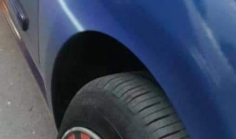 Prolaznik je uočio zanimljiv detalj na felgama automobila, fotka je do suza nasmijala ljude na FB-u