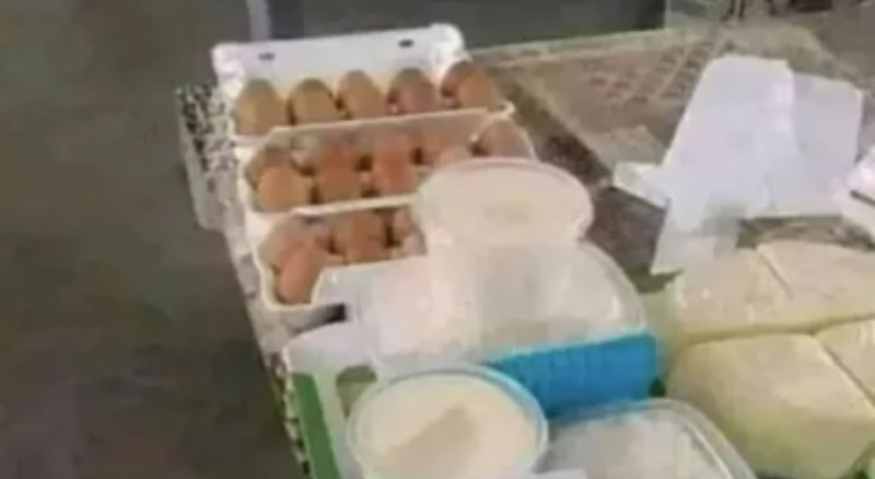 Kupac je morao fotkati smiješan natpis koji je vidio na tržnici, ovom prodavaču očito nije lako