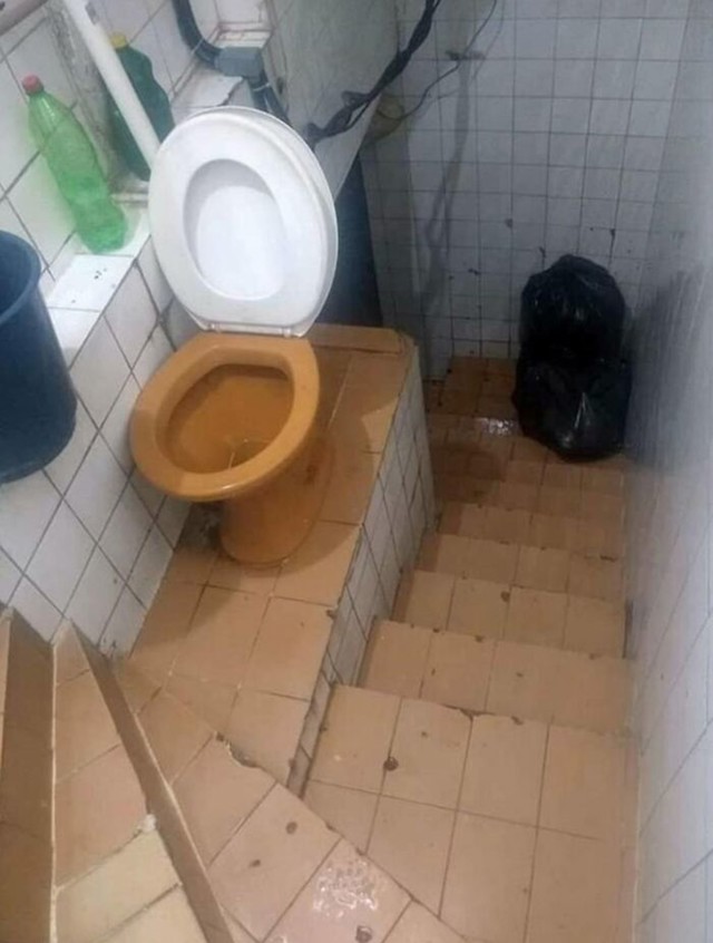 3. Prijestolje u toaletu