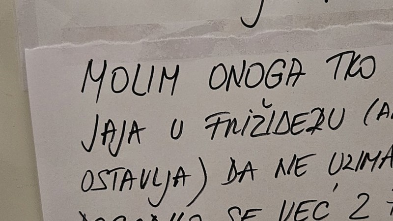 Poruka na zajedničkom frižideru u jednom uredu izazvala je salve smijeha na mrežama, morate vidjeti