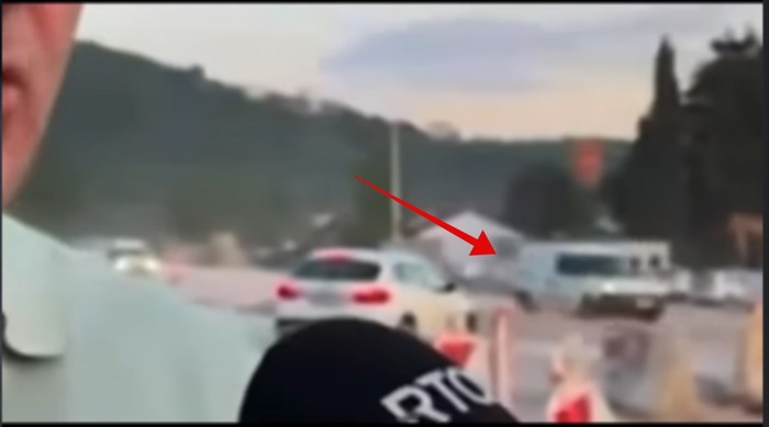 Izjava za TV ostala u sjeni bizarne scene u pozadini, snimka je hit u cijeloj regiji