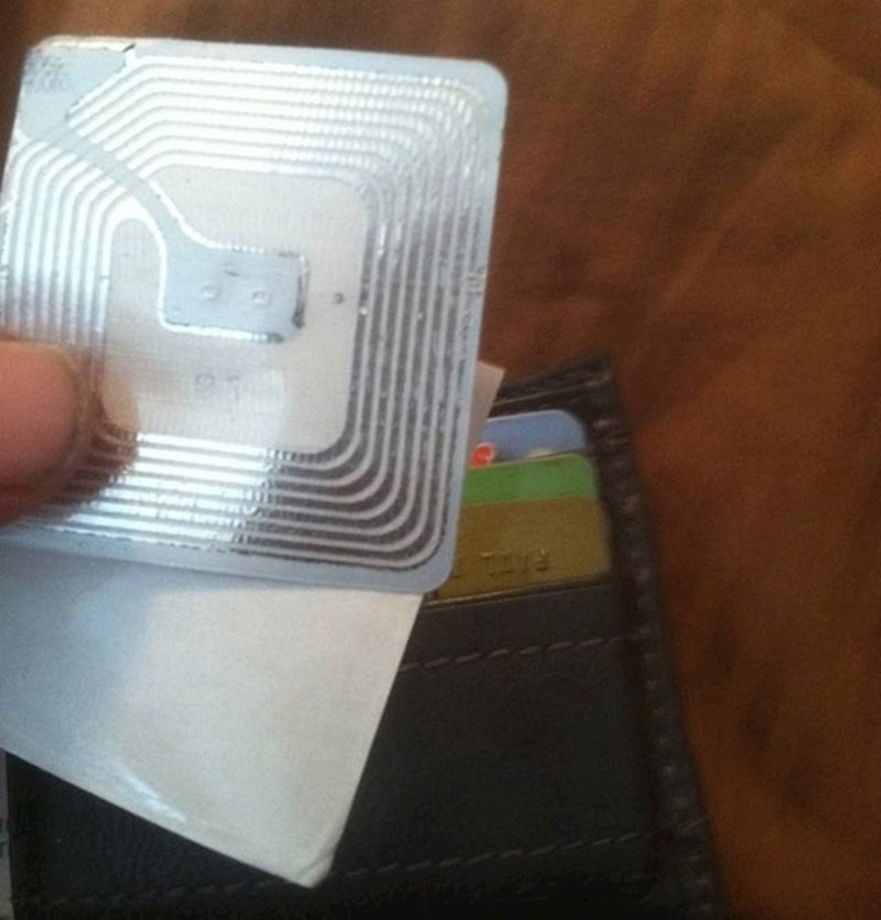 15. Nakon što sam aktivirao sigurnosne alarme u skoro svakoj trgovini u koju sam ulazio posljednjih 6 mjeseci, otkrio sam da mi je cimer ovo podvalio u novčanik.