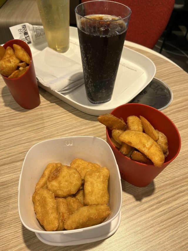 15. Ovaj McDonald'sov restoran koristi pravo posuđe