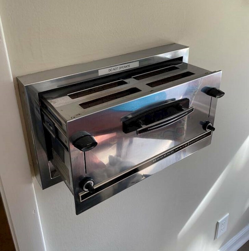 16. Kuća koju smo iznajmili ima ugradbeni toster u zidu