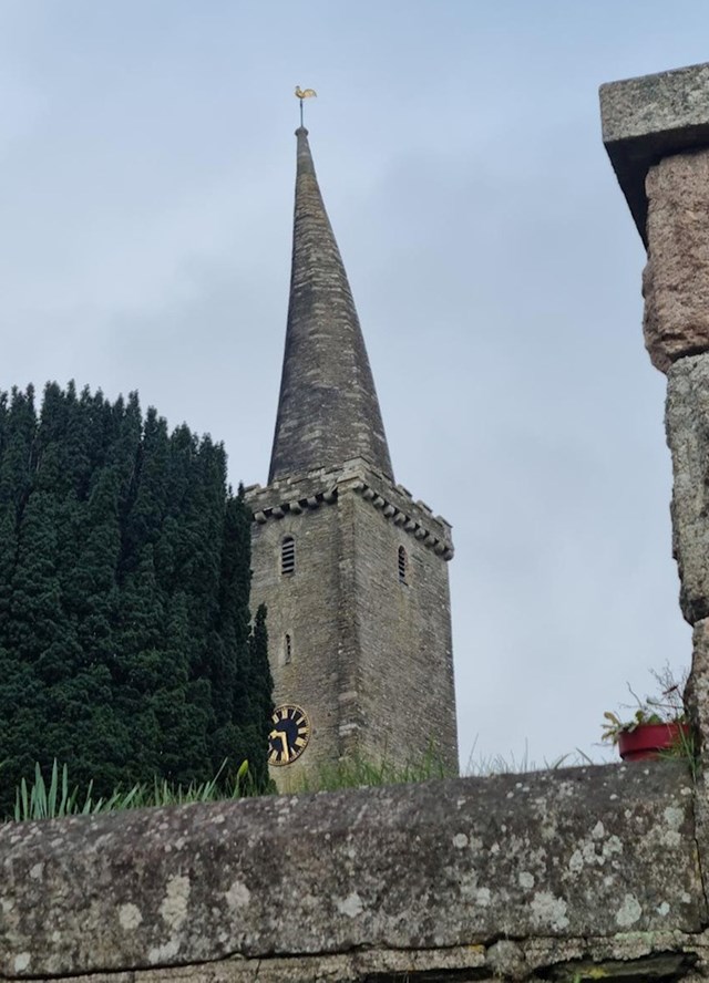 7. Dvorac sa zakrivljenim tornjem negdje u Engleskoj