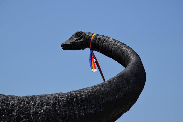 8. Muzej u Pittsburgu stavlja simpatične marame na velike skulpture dinosaura
