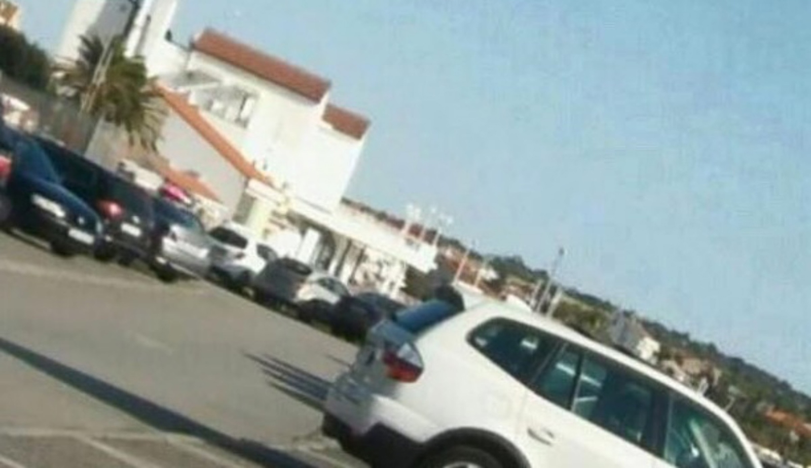 Turistkinja u Novalji postala hit zbog onoga što je radila nasred parkirališta, morate vidjeti fotku