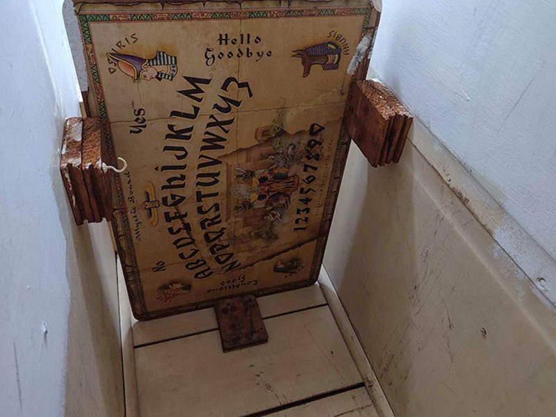 8. Pronašli smo vještičju ploču na tavanu naše nove kuće