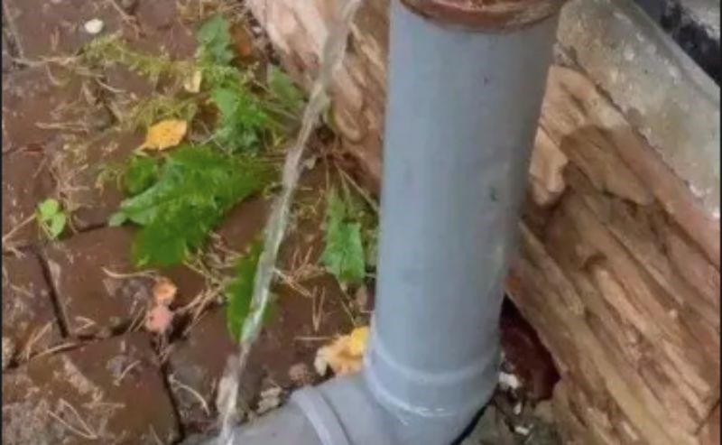 Način na koji je tip popravio oluk na kući izazvao je salve smijeha u cijeloj regiji, morate vidjeti