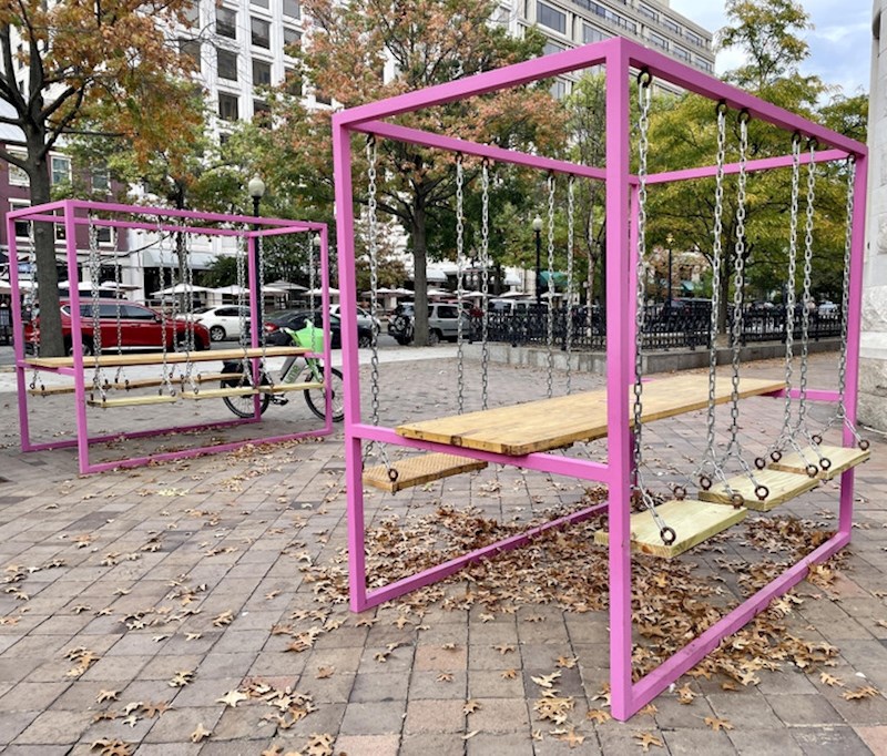 16. Jako simpa roze ljuljajuće klupice