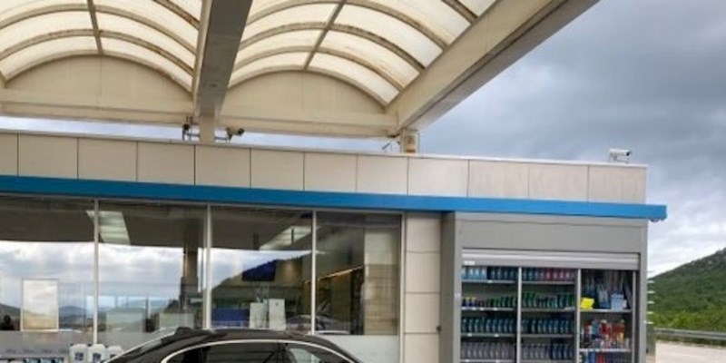 Vozač je zgrozio ljude nepropisnim parkiranjem ispred benzinske, ovo je baš bezobrazno