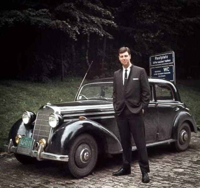 23. Moj djed u Njemačkoj s prvim automobilom koji je kupio, početak 1960-ih