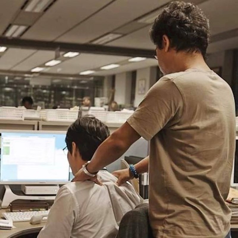 Muškarci u Južnoj Koreji često daju podršku drugim muškarcima, npr. kolegama stavljaju ruku na rame, masiraju ih...