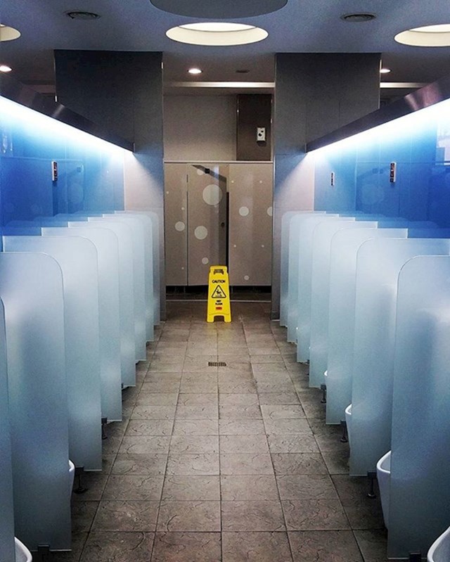 U Južnoj Koreji u muškom WC-u nema gledanja!