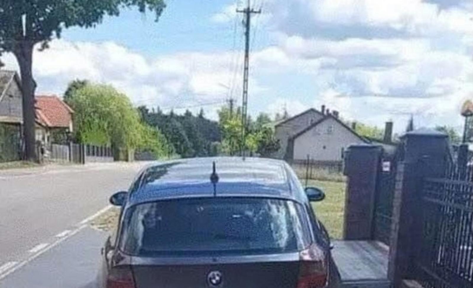 Balkanac je smislio kako popraviti podvozje auta bez korištenja dizalice, fotka je nasmijala regiju