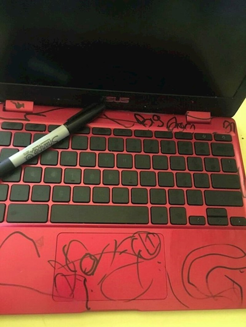 11. Odlučio se umjetnički izraziti na laptopu.