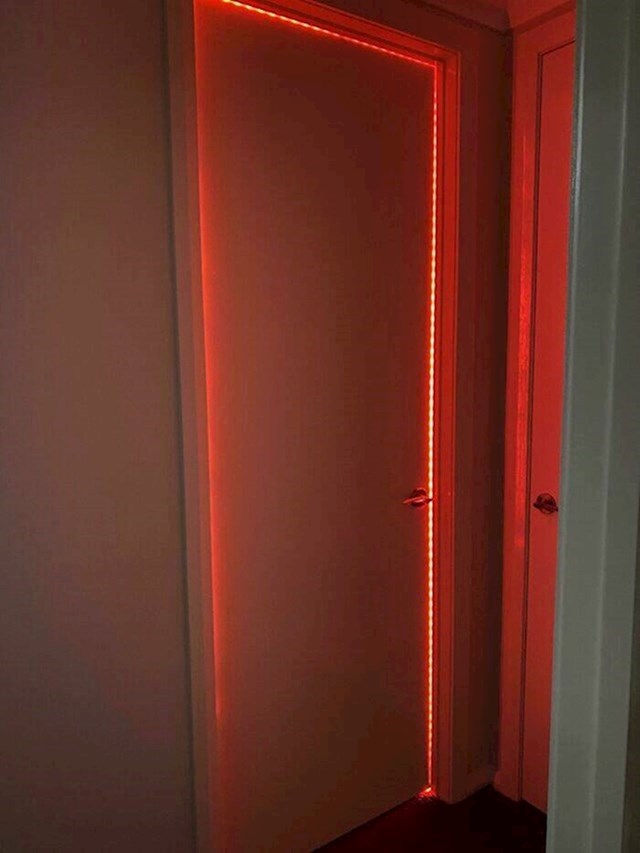 14. Kućni ured u kojem crvena svjetla signaliziraju ostalim ukućanima da je u tijeku važan sastanak i da ne ulaze
