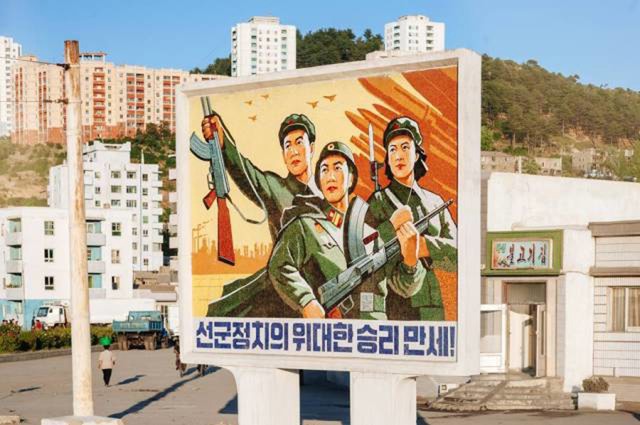 Komercijalno oglašavanje proizvoda u Sjevernoj Koreji ne postoji, ali su tu zato propagandni bilboardi.