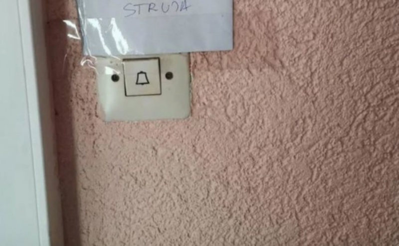 Natpis iznad nečijeg zvona nasmijao je cijelu regiju, kad vidite fotku odmah će vam biti jasno zašto