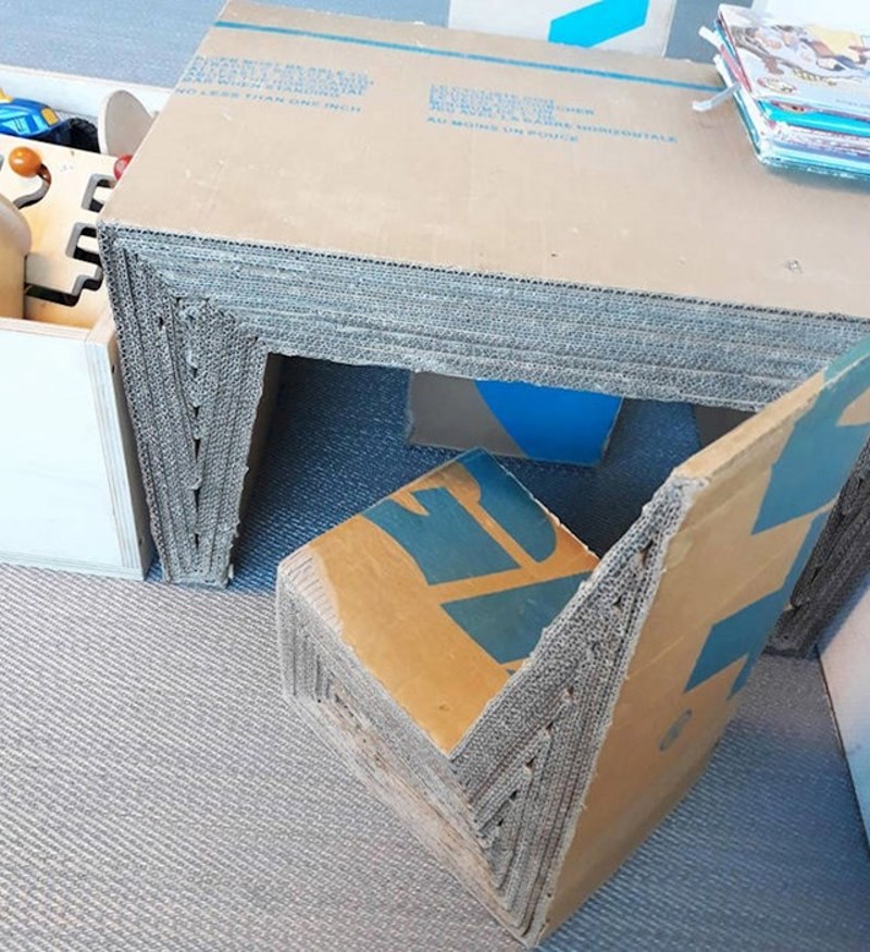 8. Moj cimer si je napravio radni stol od kartona