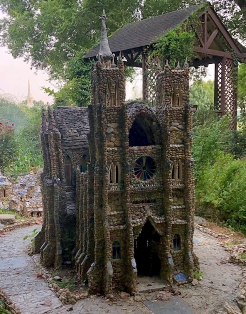 6. Minijatura katedrale napravljena od sitnih kamenčića